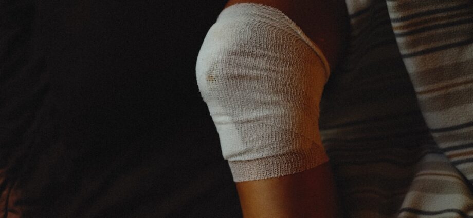 découvrez les symptômes courants d'une blessure au ligament croisé antérieur (lca) et apprenez à les reconnaître rapidement pour une prise en charge efficace.