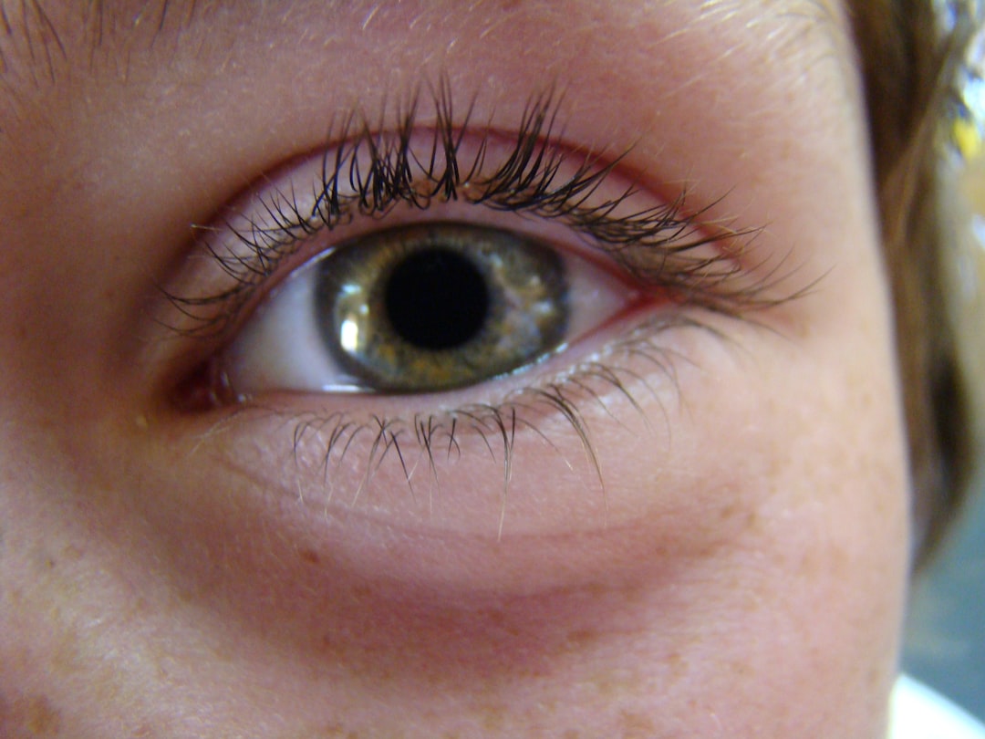 découvrez les symptômes des yeux secs, leurs causes principales et les solutions pour soulager l'inconfort oculaire et protéger votre vision.