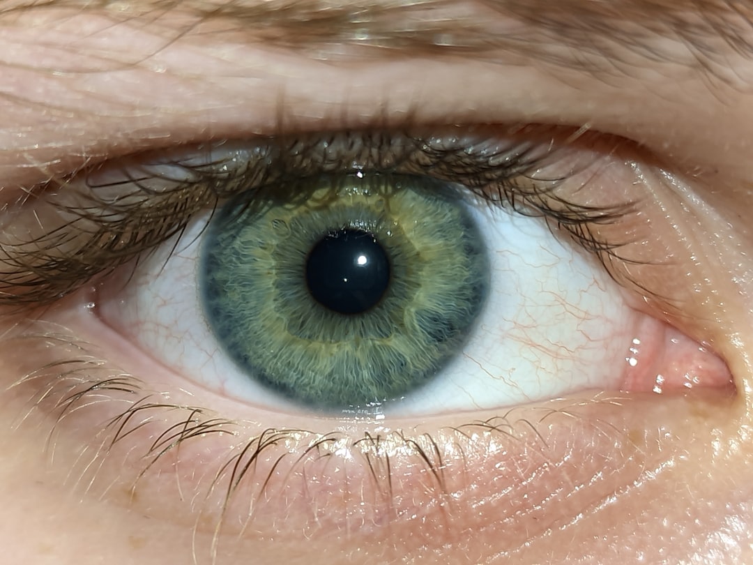 découvrez les symptômes des yeux secs : irritation, rougeurs, sensation de brûlure et vision floue. apprenez à reconnaître ces signes pour mieux soulager vos yeux.