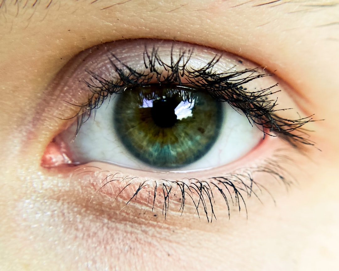 découvrez les principaux symptômes des yeux secs, leurs causes courantes et les solutions efficaces pour soulager l'inconfort oculaire.