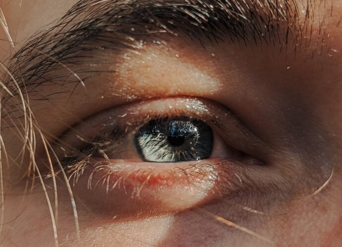 découvrez les symptômes courants des yeux secs, leurs causes possibles et les solutions pour soulager l'inconfort oculaire.