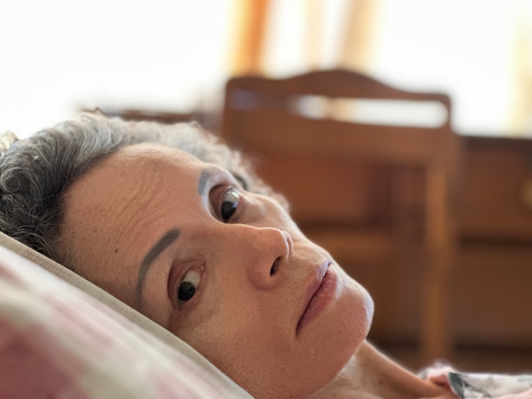 découvrez les premiers symptômes de la maladie d'alzheimer pour une détection précoce et une meilleure prise en charge.