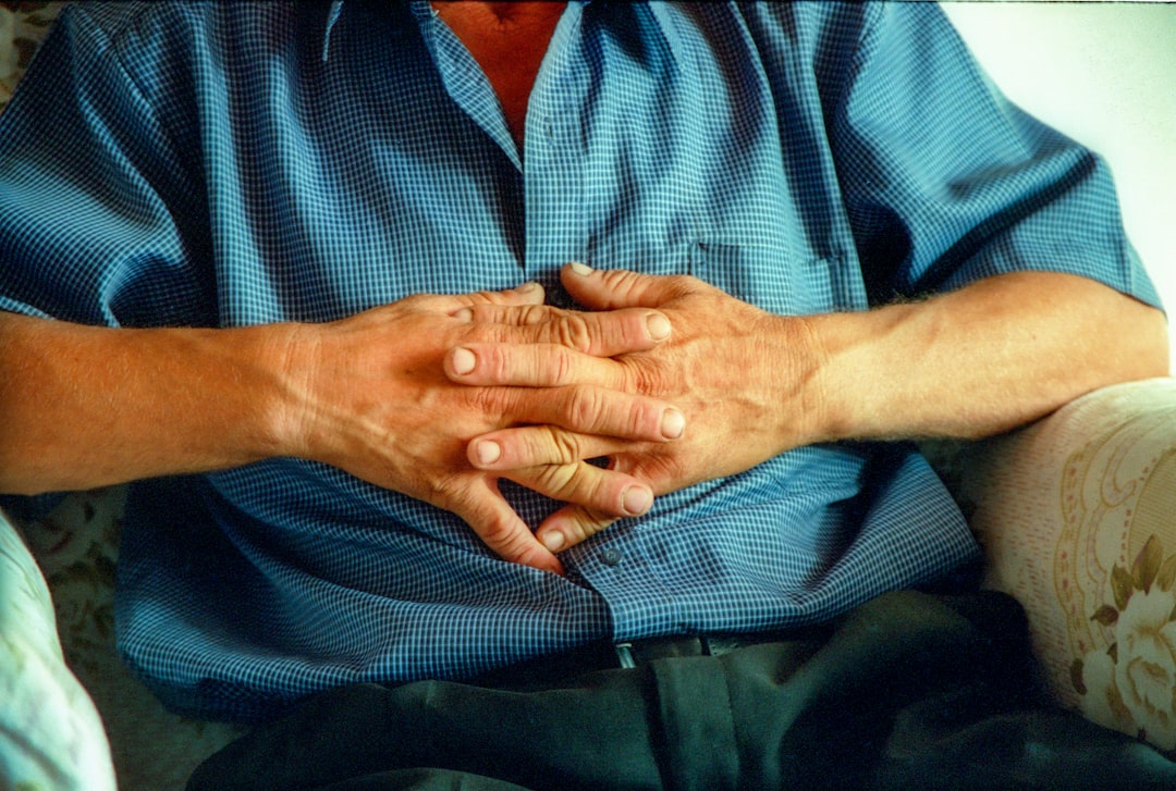 découvrez les premiers symptômes de la maladie d'alzheimer pour une détection précoce et une meilleure prise en charge.