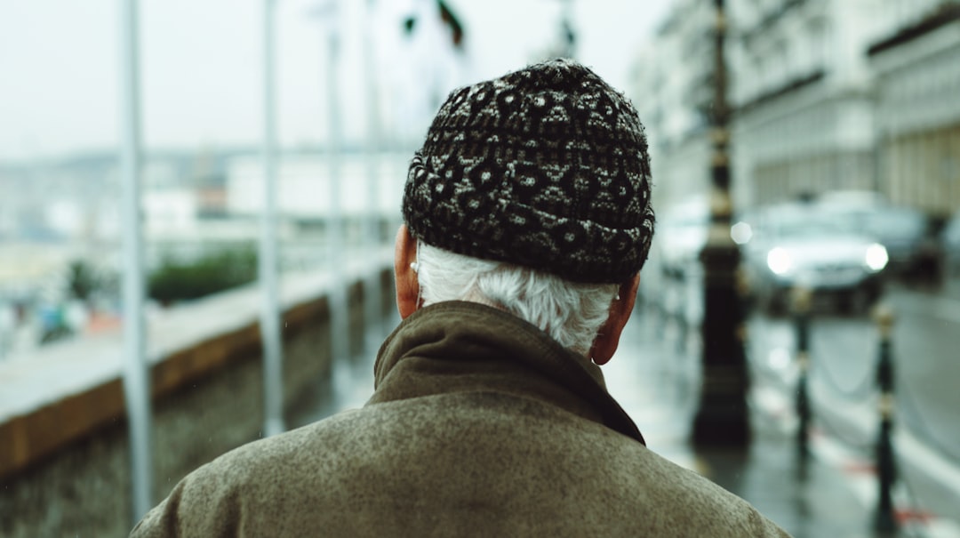 découvrez les premiers symptômes de la maladie d'alzheimer pour une détection précoce et un accompagnement adapté.