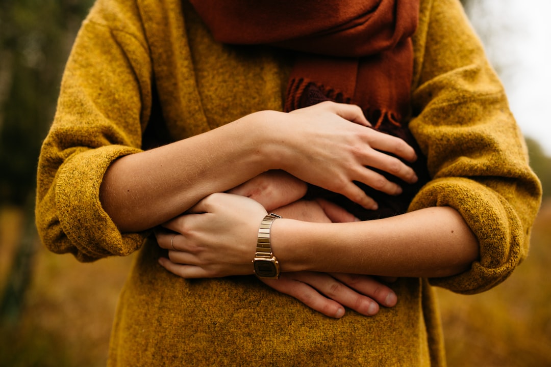 découvrez les symptômes de l'endométriose, une maladie chronique affectant de nombreuses femmes, et apprenez à reconnaître ses signes pour un diagnostic précoce.