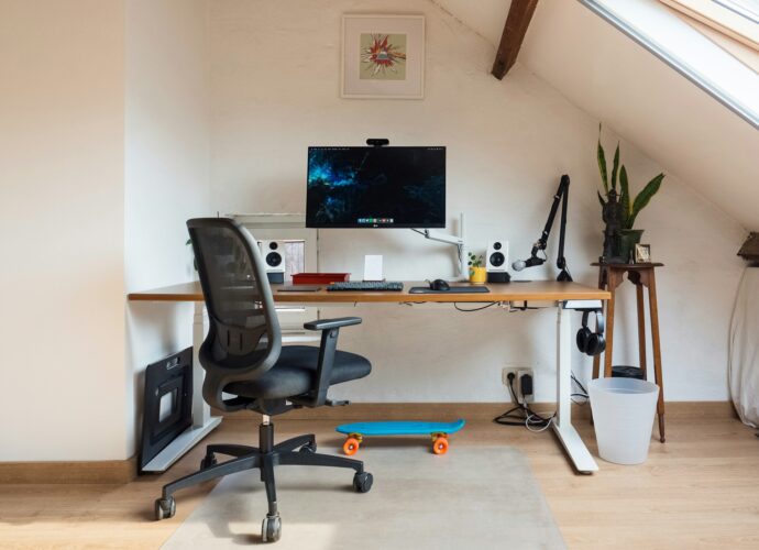 etre assis au bureau