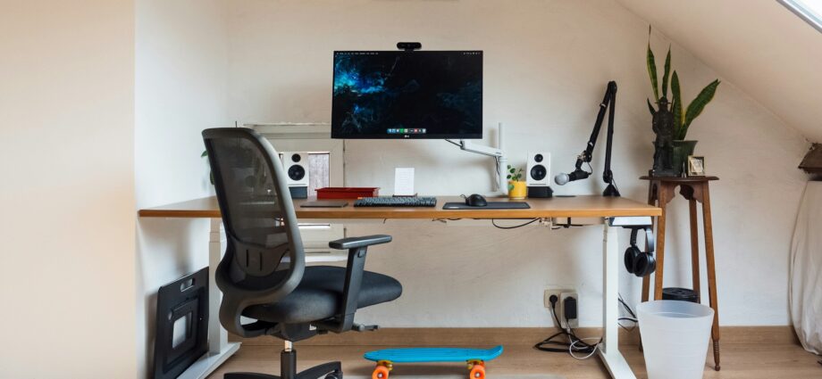 etre assis au bureau