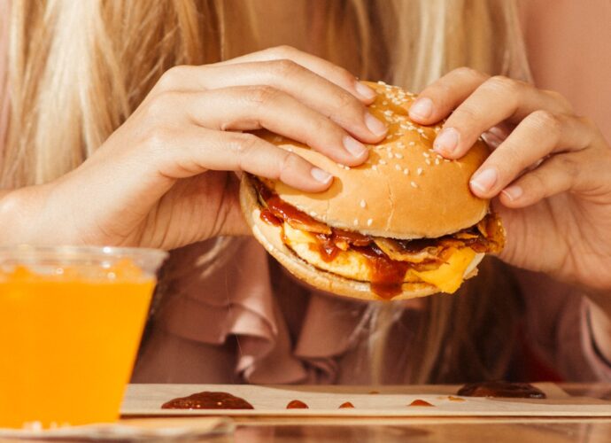 découvrez les symptômes courants d'une intoxication alimentaire, comment les reconnaître rapidement et les mesures à prendre pour soulager les effets.