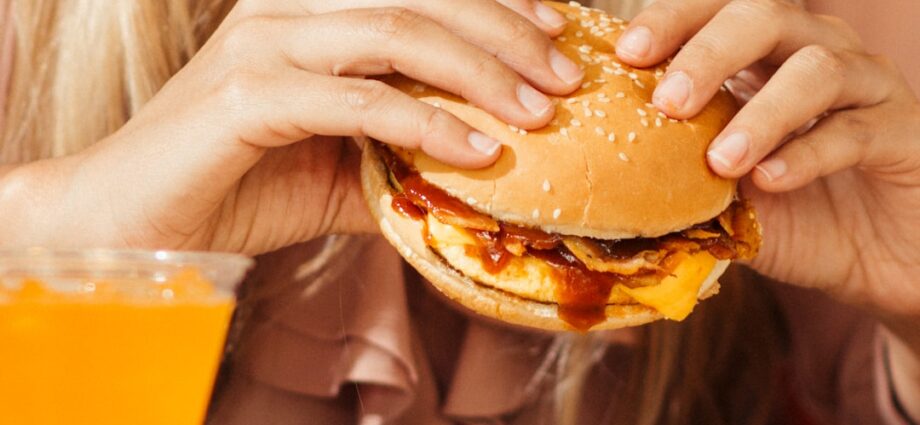 découvrez les symptômes courants d'une intoxication alimentaire, comment les reconnaître rapidement et les mesures à prendre pour soulager les effets.