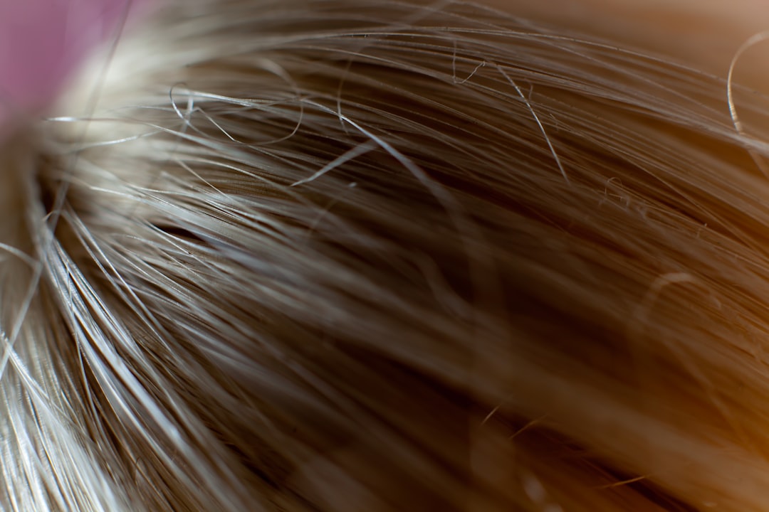 découvrez nos conseils et astuces pour bien nourrir vos cheveux, leur redonner éclat, force et vitalité grâce à des solutions naturelles et efficaces adaptées à tous les types de cheveux.
