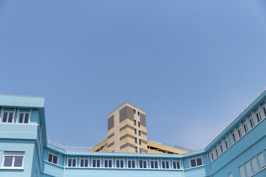 découvrez les différences entre un hôpital et une clinique : types de soins, services proposés, avantages et inconvénients selon vos besoins de santé.