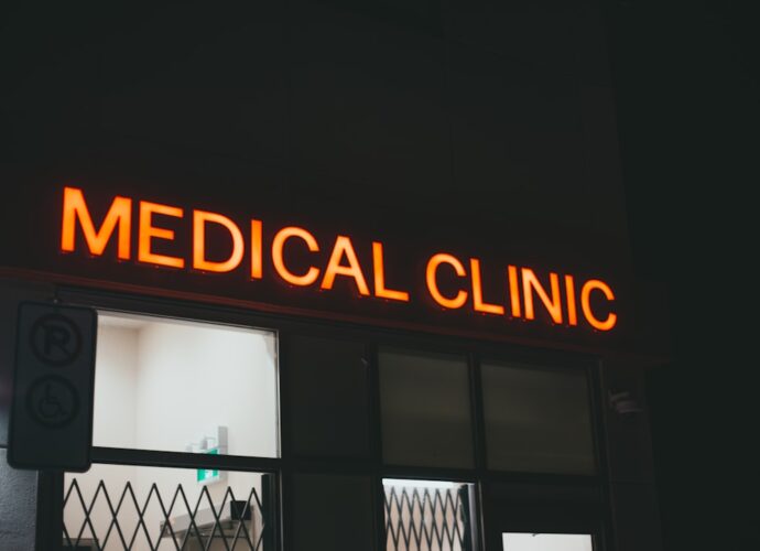 découvrez les différences entre un hôpital et une clinique : services proposés, types de soins, avantages et choix adaptés à vos besoins de santé.