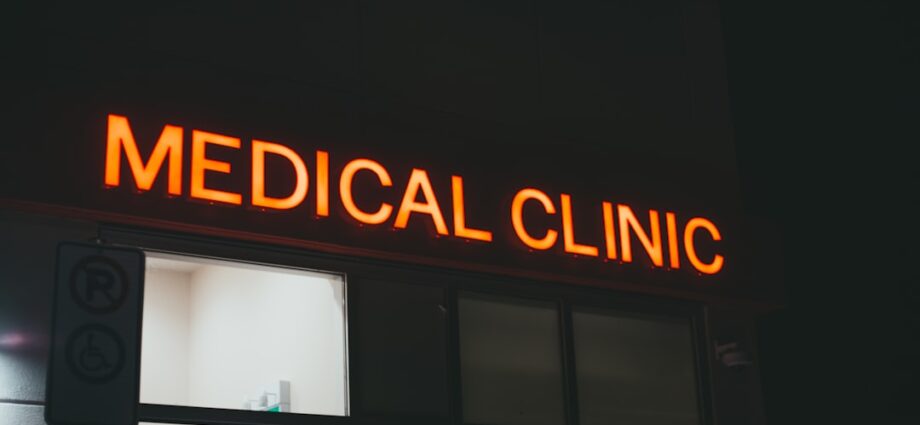 découvrez les différences entre un hôpital et une clinique : services proposés, types de soins, avantages et choix adaptés à vos besoins de santé.