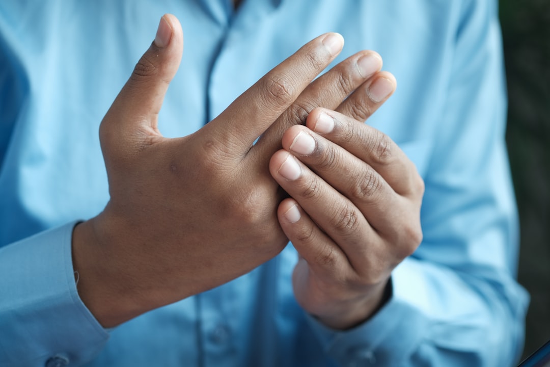découvrez les symptômes de l'hyperthyroïdie : fatigue, perte de poids, palpitations, nervosité et bien plus. informez-vous pour mieux comprendre et agir.