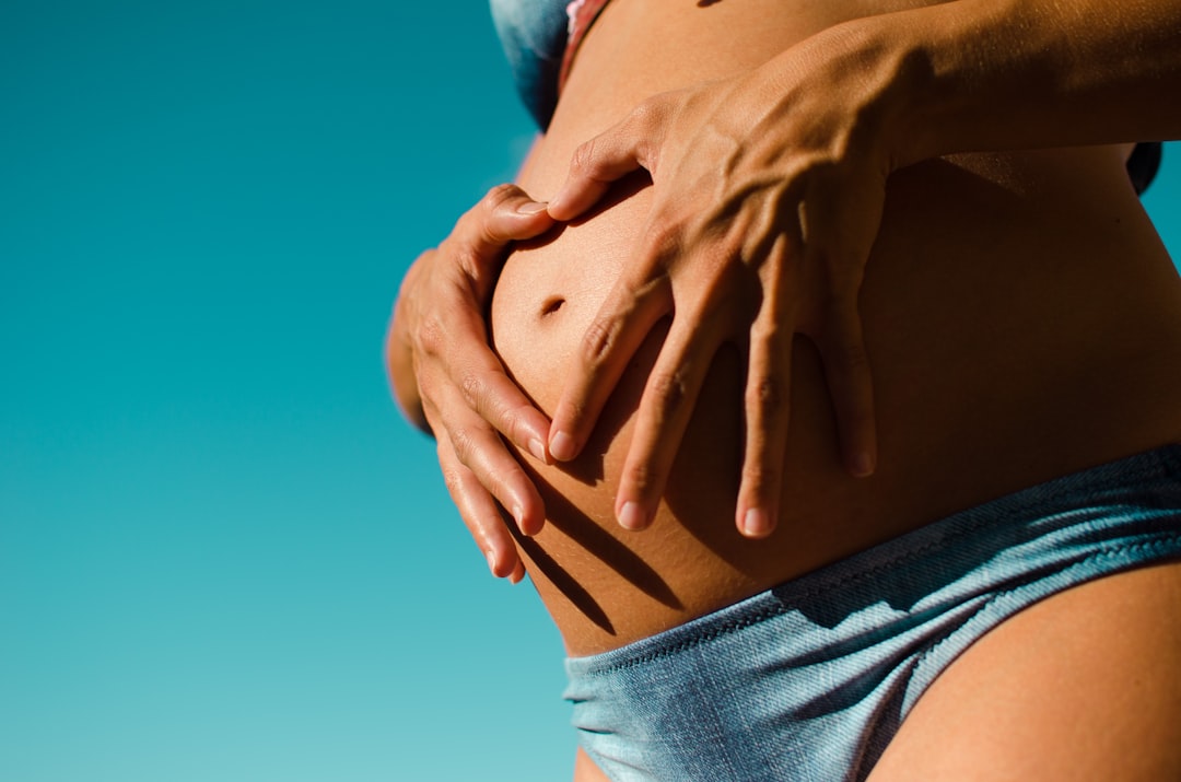 découvrez les symptômes de l'obstruction intestinale, leurs causes, signes à surveiller et quand consulter un médecin pour une prise en charge rapide.