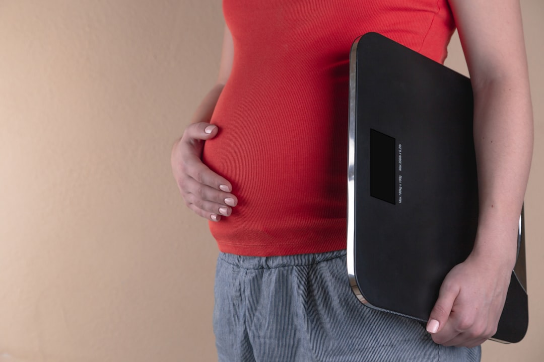 découvrez notre checklist complète pour votre sac de maternité : tous les essentiels à emporter pour l'arrivée de bébé, pour être prête et sereine le jour j.