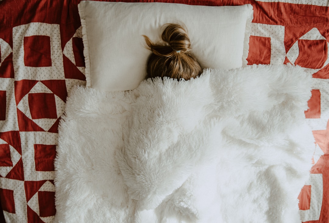 découvrez des solutions naturelles pour mieux dormir : conseils, remèdes et techniques pour retrouver un sommeil réparateur sans médicaments.
