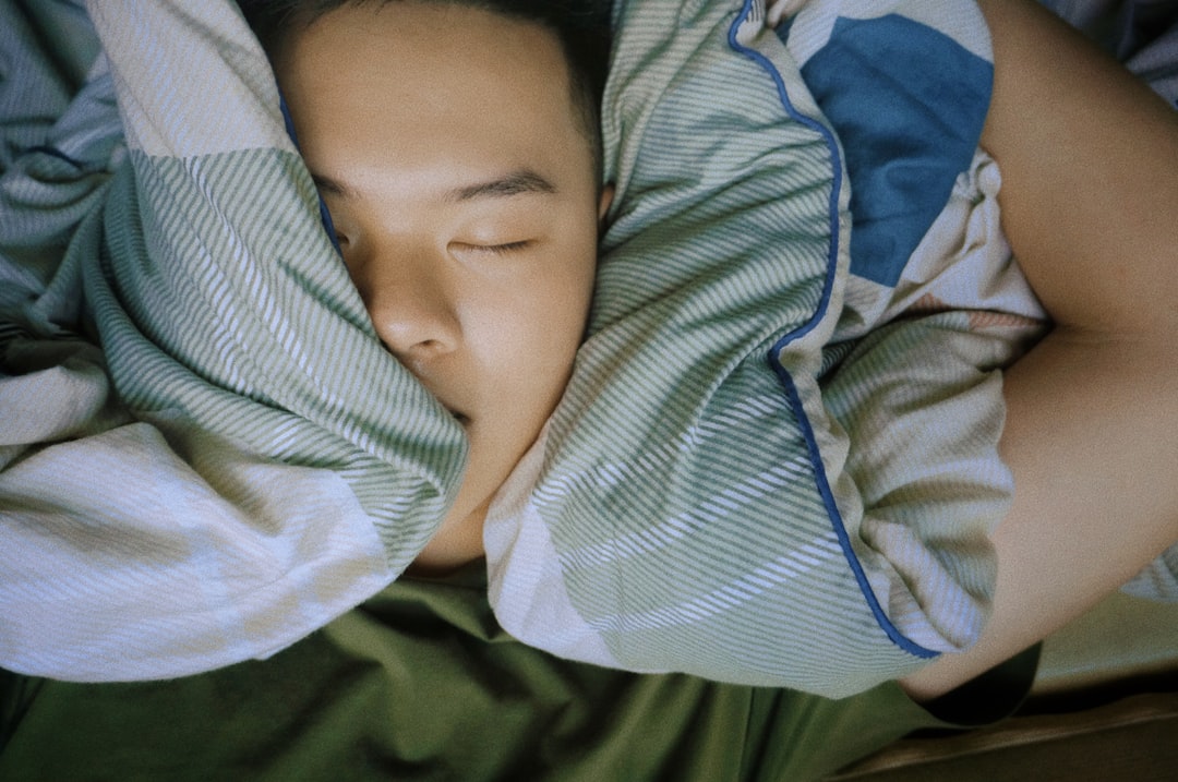 découvrez des solutions naturelles pour améliorer votre sommeil, favoriser l'endormissement et profiter de nuits réparatrices sans médicaments. conseils et astuces pour un sommeil de qualité grâce à la nature.