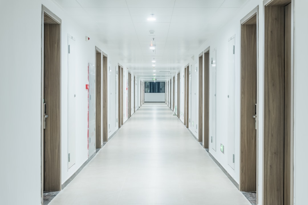 découvrez la liste complète des essentiels à emporter pour une hospitalisation psychiatrique, afin de préparer votre séjour en toute sérénité.