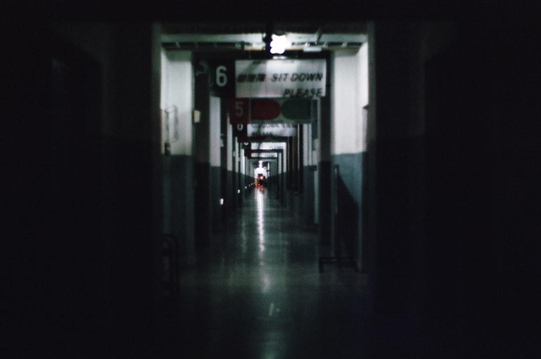 liste d'indispensables à emporter pour une hospitalisation psychiatrique, incluant vêtements, articles de toilette et objets personnels pour un séjour serein.